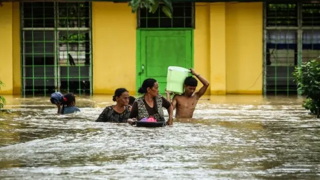 నీటిలో జనం
