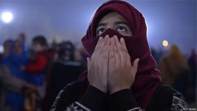 आसमान की ओर देखती एक मुस्लिम लड़की