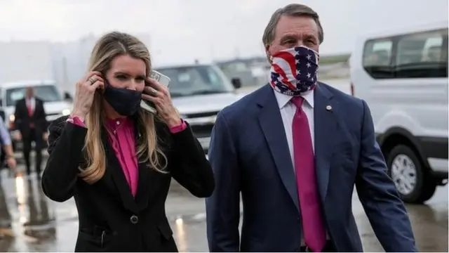 共和黨參議員凱利·洛夫勒（左）和大衛·珀杜