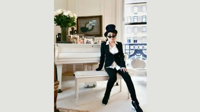 Јоко са својим белим стајнвејом на 85. рођендан, у згради Дакота, у Њујорку, 18. фебруара 2018. године