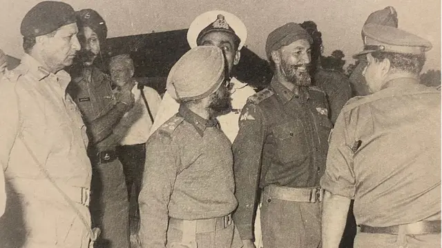 जनरल नियाज़ी सबसे बाएं और जनरल जैकब सबसे दाहिने