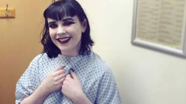 Megan dit qu'elle ressent des douleurs extrêmes et chroniques.