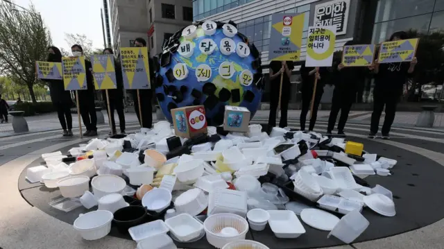 녹색연합 활동가들이 1회용 배달 플라스틱 쓰레기 문제 해결을 촉구하고 있다