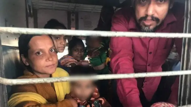 ট্রেনের কামরার ভেতর কথিত বাংলাদেশীরা