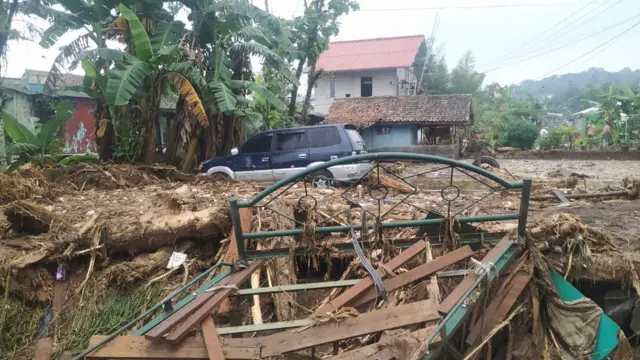 Rangka tempat tidur dan mobil yang hanyut diterjang banjir bandang di Kampung Cibuntu, Sukabumi (22/09).