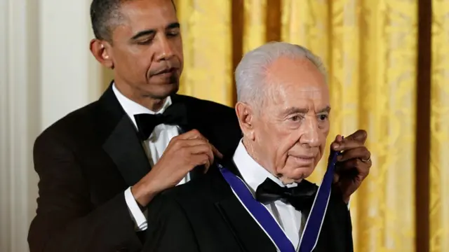 जून 2013 में इसराइली राष्ट्रपति शिमोन पेरेज़ को प्रेशिडेंशियल मेडल ऑफ फ्रीडम से सम्मानित करते अमरीकी राष्ट्रपति बराक ओबामा.