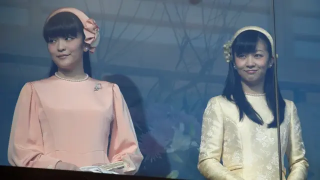 เจ้าหญิงมาโกะ (ซ้าย) และเจ้าหญิงคาโกะ (ขวา) พระขนิษฐา