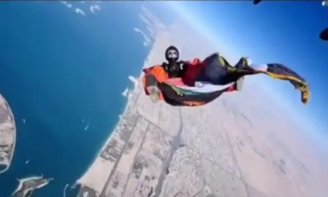 સ્કાઈ ડાઇવિંગ કરતાં શેખ લાતિફા