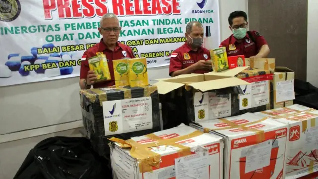 Petugas Balai Besar Pengawas Obat dan Makanan (BBPOM) Sulsel memperlihatkan barang bukti saat rilis kasus pengungkapan obat dan makan ilegal di Makassar, Sulawesi Selatan, Jumat (22/11).