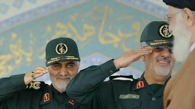 قاسم سلیمانی (چپ) و پاکپور در حال ادای احترام به رهبر ایران