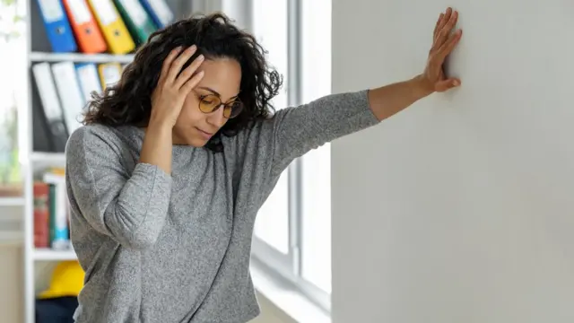Une femme souffrant de bouffées de chaleur
