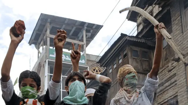 ஆயுதமேந்தும் சிறுவர்கள்