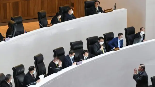 ร.อ. ธรรมนัส รับไหว้นายวิรัช รัตนเศรษฐ ประธานวิปรัฐบาล ที่มาขอบคุณบรรดา ครม. หลังเสร็จศึกอภิปรายไม่วางใจเมื่อ 20 ก.พ. 2564