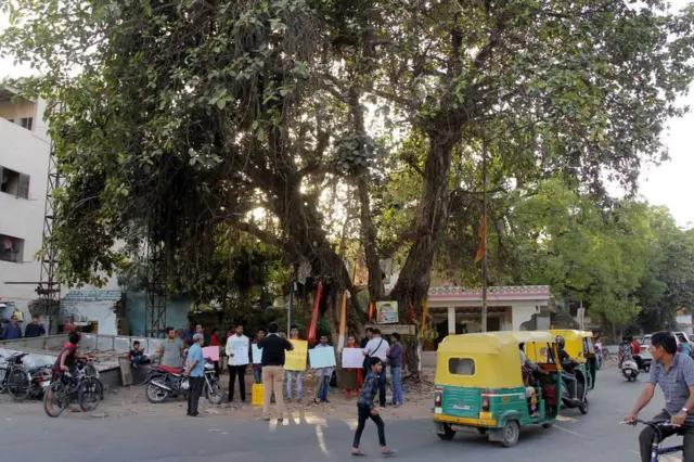 વડના વૃક્ષને બચાવવા અભિયાન