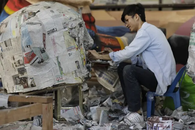 นักศึกษาเตรียมความพร้อมก่อนงานฟุตบอลจุฬา-ธรรมศาสตร์