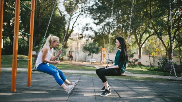 Дві дівчини дружба кохання стосунки