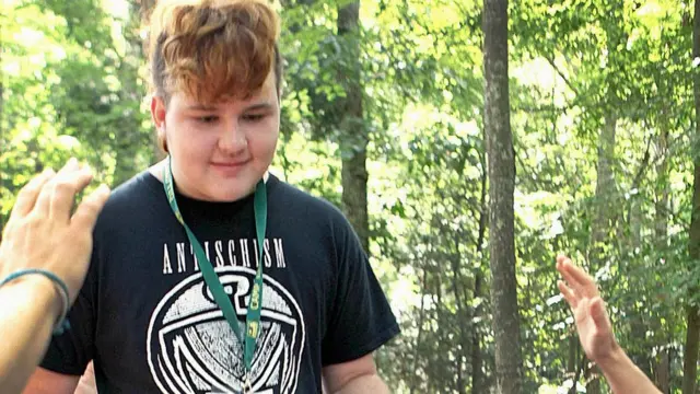 Joven transgénero participa en un ejercicio de espíritu de grupo en Connecticut
