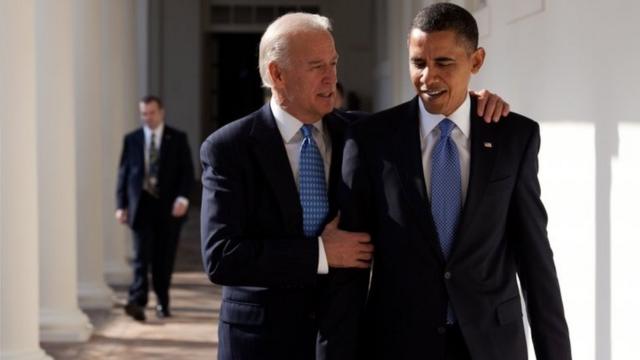 Joe Biden abraça Barack Obama