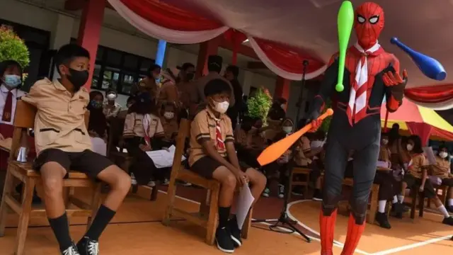 Petugas dengan kostum Spiderman menghibur sejumlah siswa sekolah dasar yang akan mendapatkan vaksinasi COVID-19 di Kompleks SDN Cideng, Gambir, Jakarta Pusat, Rabu (15/12/2021).