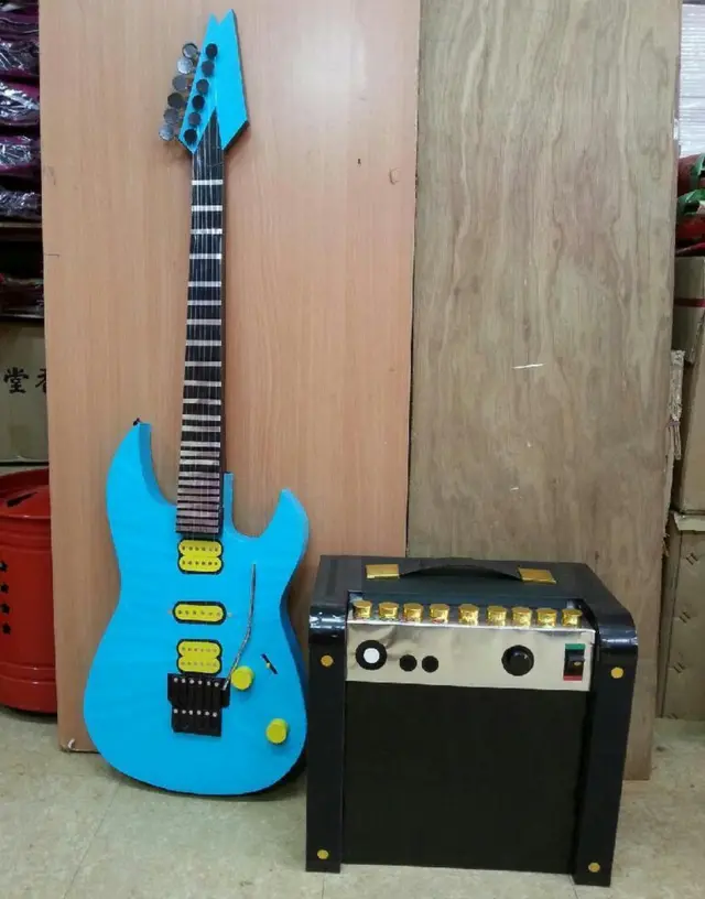 欧阳秉志制作的吉他与音箱（受访者提供）