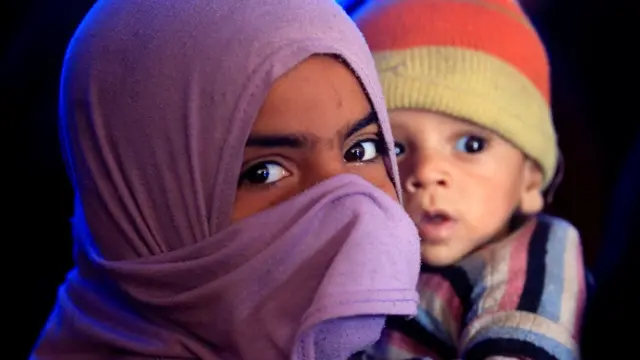 دختری که از روستای حمامالعلیل در جنوب موصل به اردوگاه پناهجویان گریخته است