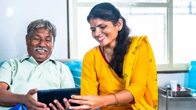 आई वडिलांना स्मार्टफोन शिकवताय?