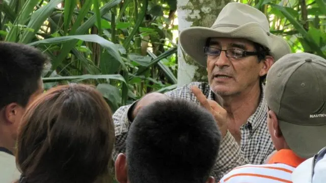 El activista Víctor Zambrano le enseña a los niños