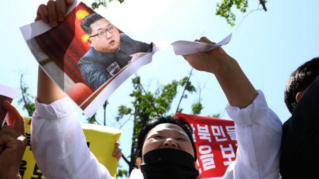 Một người đào tẩu Bắc Hàn xé tấm hình Kim Jong-un trong một buổi diễu hành tại Seoul