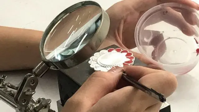 Royal Insignia lấy nguồn hàng từ Italy và Trung Quốc.