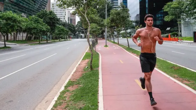 Hombre corriendo por Sao Paulo