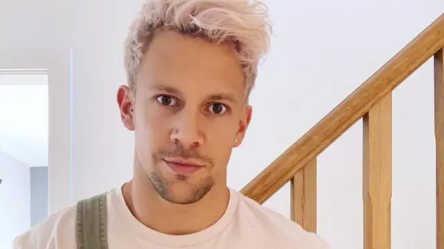 தன்னுடைய OnlyFans பக்கத்தில் உடலைக் காட்டும் தன்னுடைய படங்களை பதிவிடுவதற்கான எதிர்ப்புகளை மார்க் தாண்டிவிட்டார்.