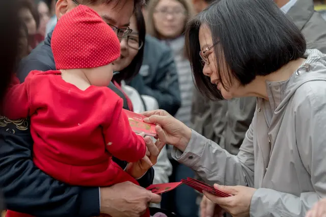 台湾总统蔡英文在宫庙前发红包。
