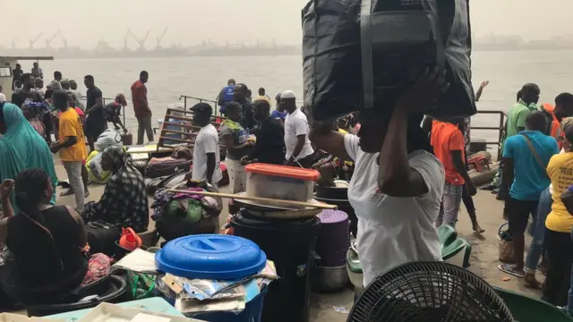 Awọn olugbe agbegbe Tarkwa Bay ti wọn di ẹru wọn silẹ