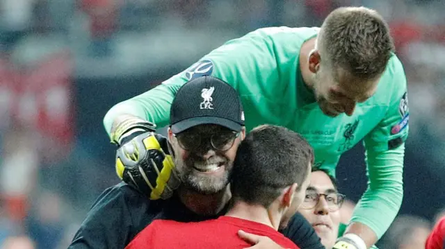 Adrian akibebwa juu juu baada ya ushindi wa Liverpool