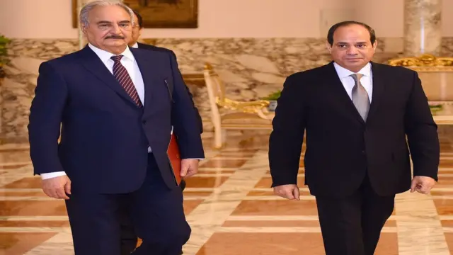 السيسي (يمين) وخليفة حفتر