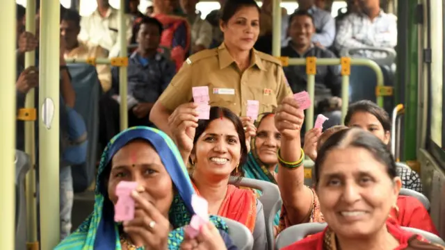 बसों में अपने गुलाबी टिकट दिखाती महिलाएं