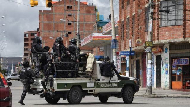 La policía boliviana se desplegó en El Alto para intentar frenar la violencia.