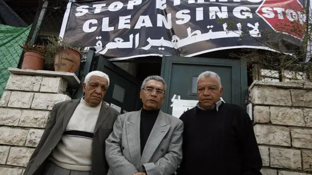 শেখ জারায় বাড়ি থেকে উচ্ছেদের পক্ষে ২০০৯ সালে আদালতের রায়ের পর প্রতিবাদ করছে একটি ফিলিস্তিনি পরিবার (ফাইল ফটো)
