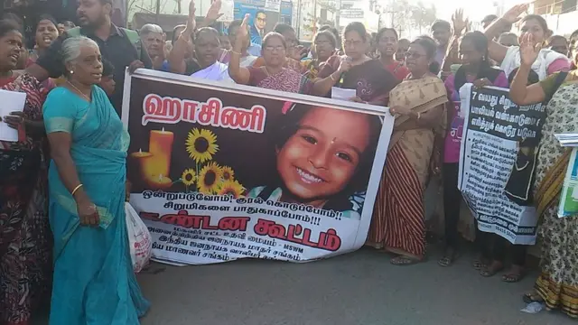 சிறுமி ஹாசினி வன்புணர்வு செய்யப்பட்டு, எரித்துக் கொல்லப்பட்டுள்ளார் என்ற காவல்துறையின் விசாரணையில் தெரியவந்தது. சிறுமிக்கு நேர்ந்த சம்பவத்திற்கு எதிராக நடந்த ஆர்ப்பாட்டம்