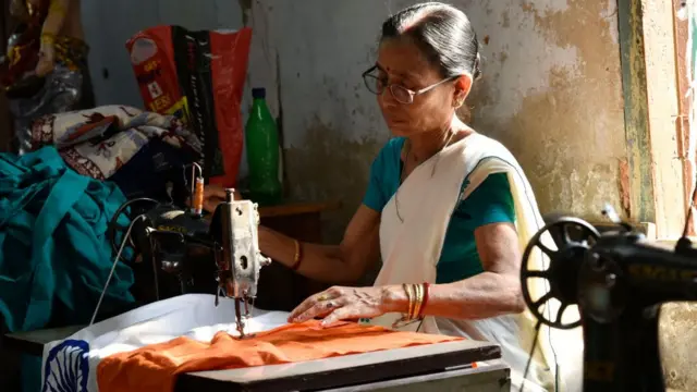 રાષ્ટ્રધ્વજ સીવતાં એક મહિલા