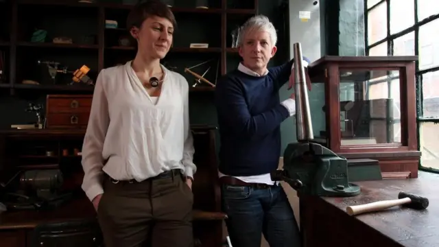 الزوجان كريغ وريبيكا "ستراذرز" يعملان معا في صناعة الساعات