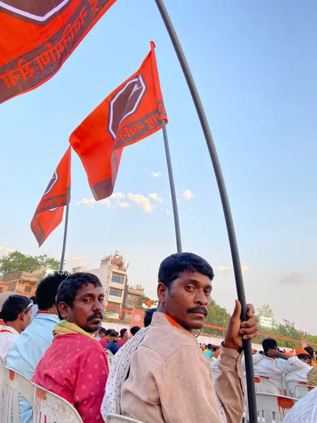 सभेसाठी आलेले लोक