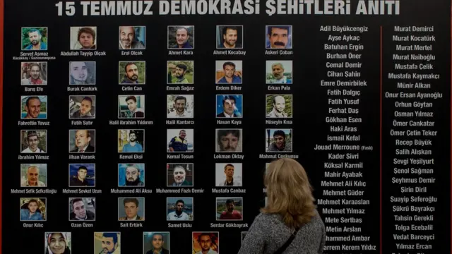 Türkiyədə hərbi çevriliş cəhdi vaxtə həlak olanların xatirəsi üçün yaradılan abidə