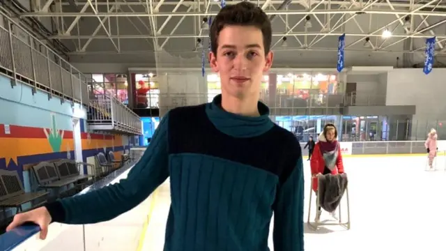 Serhiy Butenko patinando no gelo