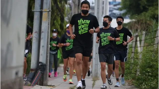 ทีมเพื่อนชัชชาติมักนัดกันวิ่งออกกำลังกายตามสวนสาธารณะและถนนใน กทม. ทุกวันเสาร์ เพื่อสำรวจทางเท้า