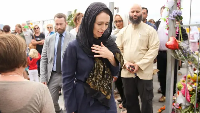 Perdana Menteri Jacinda Ardern saat mengunjungi Masjid Kilbirnie (17/3) di Wellington, Selandia Baru.
