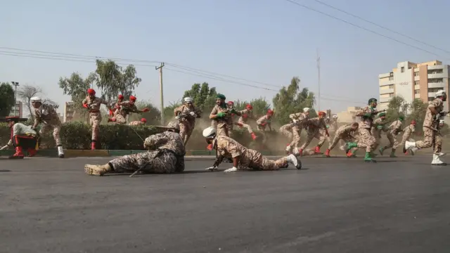 اطلق المهاجمون النار من متنزه قريب على موقع الاستعراض العسكري