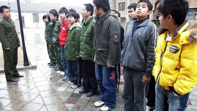 在中國有一些號稱"軍事化管理"的戒網癮學校