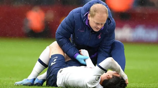 Son Heung-min, l'attaquant de Tottenham, est examiné par le médecin de son club.