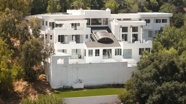 مسولانو په هالي ووډ غره کې پر هغه کور هم اوبه او برېښنا پرې کړه چې دغو کسانو له یوه بل تن سره په ګډه په کرایه نیولی و.